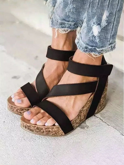 Sandalen mit Keilabsatz und Streifen