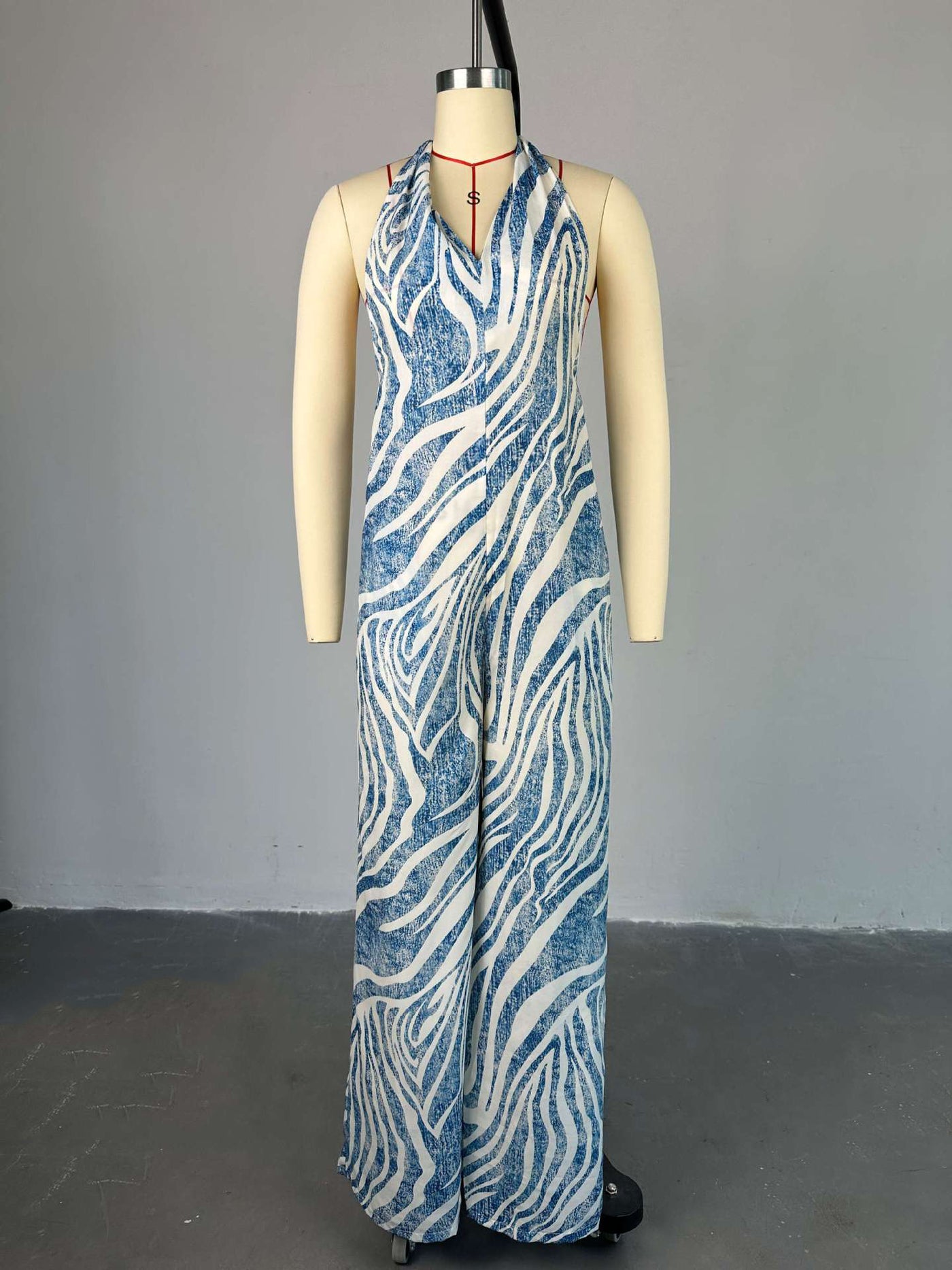 Gestreifter Jumpsuit mit Neckholder und Seitentaschen