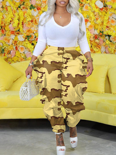 Lange Camouflage-Hose mit seitlichem Lotusbesatz