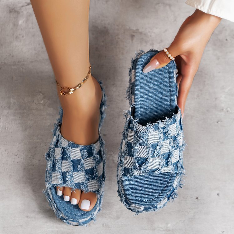 Claquettes en denim à carreaux