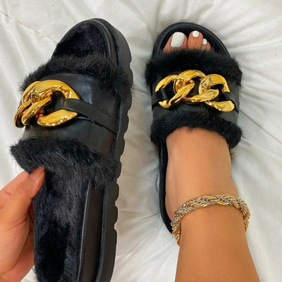 Slipper mit flacher Ferse und goldener Kette