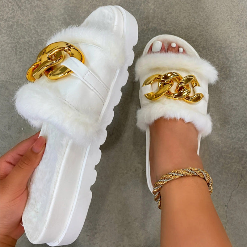 Slipper mit flacher Ferse und goldener Kette