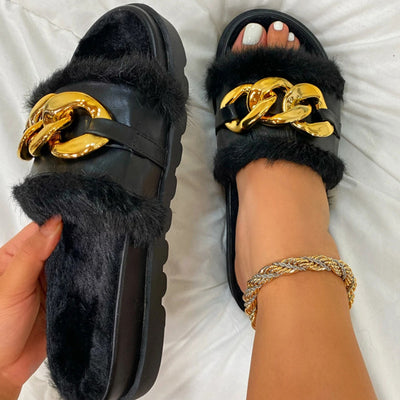 Slipper mit flacher Ferse und goldener Kette