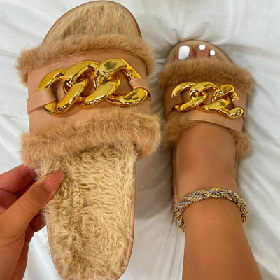 Slipper mit flacher Ferse und goldener Kette